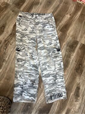 Gray Camo Cargo Pants - Casual Utility Style